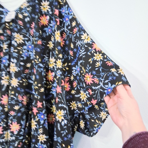 Floral Kimono Robe Duster One Size Flowy And Comfortable With Black Background - Picture 4 of 12